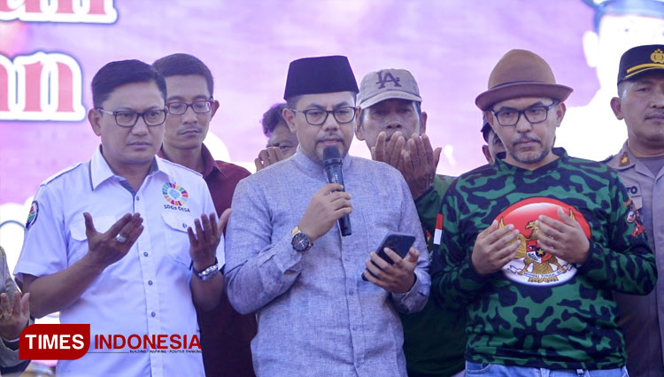 Gus Haris bersama Mas Malik dan Habib Mahdi saat membacakan doa dalam acara petik laut di Desa Kalibuntu. (Foto: Ryan H/TIMES Indonesia)