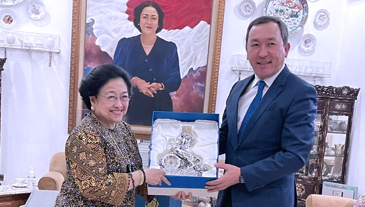 Megawati Soekarnoputri menerima medali Yobel yang didedikasikan dalam rangka peringatan 30 tahun kemerdekaan Republik Kazakstan dari Presiden Kazakstan.