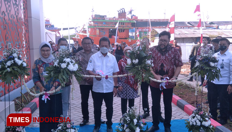 Menteri KKP Sakti Wahyu Trenggono resmikan Cold Storage 300 Ton di TPI Karangsong Indramayu (foto: Selamet Hidayat/TIMES Indonesia)