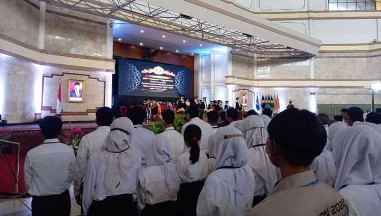 Mahasiswa baru UPN Veteran Yogyakarta mengikuti Sidang Terbuka Senat Pengenalan Lingkungan Kampus di Auditorium UPN Veteran Yogyakarta, Sabtu (13/8/2002). (FOTO: Wahyu Metasari/TIMES Indonesia)