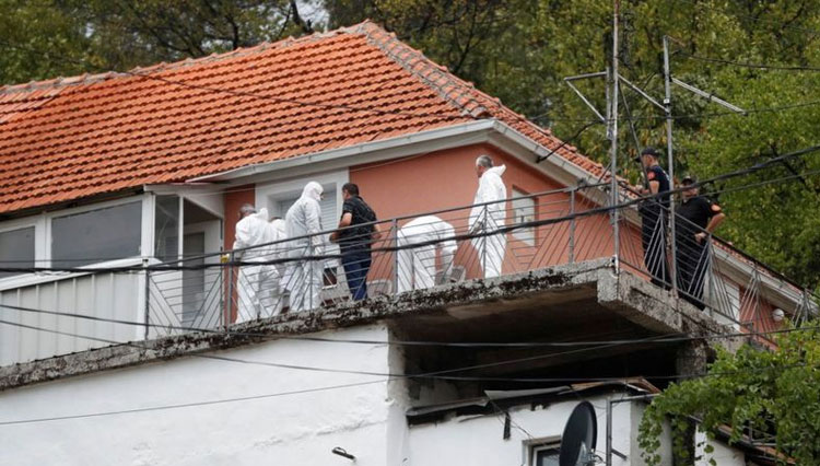 Unit forensik polisi memeriksa rumah tempat penembakan massal dimulai di kota Cetinje. (FOTO: BBC/Reuters)