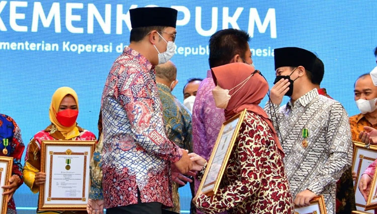 Wali Kota Banjar Raih Penghargaan Bintang Jasa Bhakti Koperasi dari Menteri KUKM RI