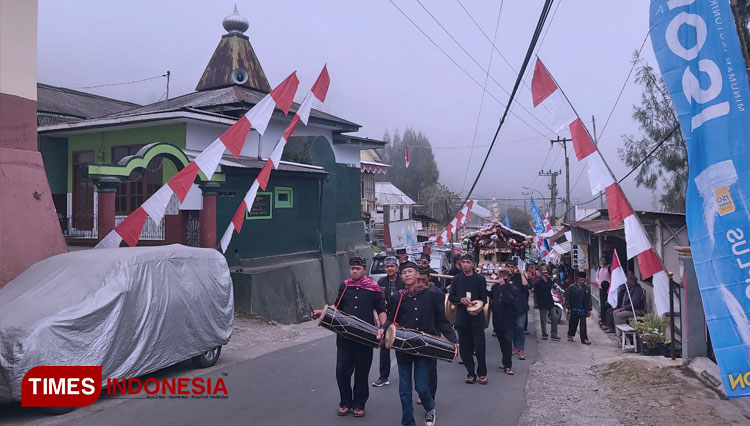 Serunya Warga Desa Tosari Rebutan Ancak