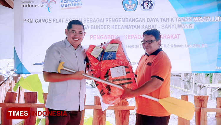 Adetiya Prananda Putra, S ST, MM, dosen Program Studi Manajemen Bisnis Pariwisata Politeknik Negeri Banyuwangi (Poliwangi), saat menyerahkan bantuan Canoe kepada Kepala Desa Bunder, Kecamatan Kabat, Samiren. (FOTO: Syamsul Arifin/TIMES Indonesia)