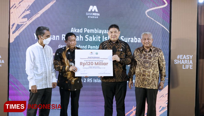 Penyerahan pembiayaan syariah dari BMS kepada Yayasan Rumah Sakit Islam Surabaya Ahmad Yani dengan plafond pembiayaan sebesar Rp120 miliar, Minggu (14/8/2022).(Foto : Lely Yuana/TIMES Indonesia)