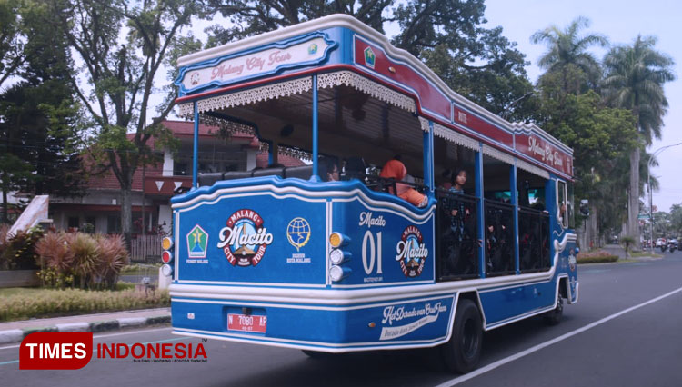 Bus Macito yang tengah berkeliling Kota Malang. (Foto: Adhitya Hendra/TIMES Indonesia)