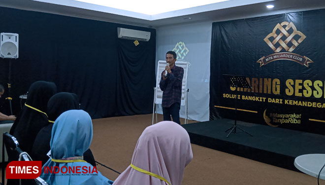 Wakil Wali Kota Banjar Nana Suryana saat membuka langsung kegiatan sharing seasion MTR Miliarder Club. (Foto: Susi/TIMES Indonesia)