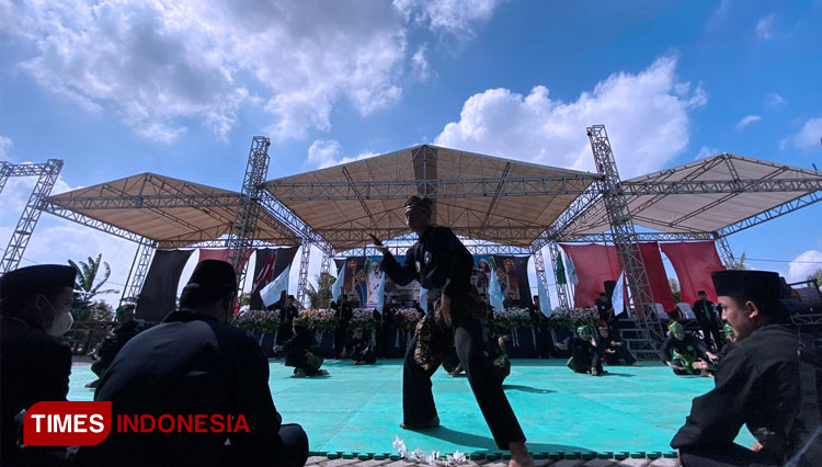 Peragaan Silat oleh anggota Pagar Nusa Tuban, Minggu (14/08/2022) (Foto: Safuwan/TIMESIndonesia)