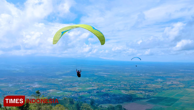 Swoop Your Parachute at Gunung Menyan Banyuwangi