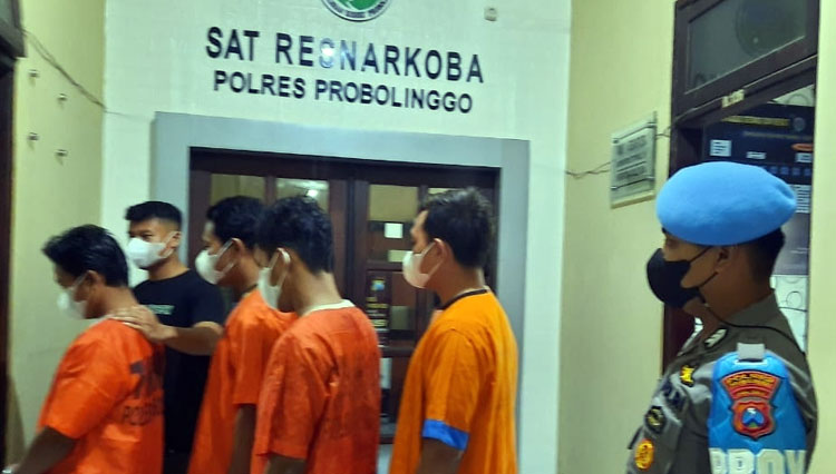 Sejumlah pelaku pengedar narkoba saat memasuki ruang penyidikan di Polres Probolinggo. (Foto: Humas Polres Probolinggo)
