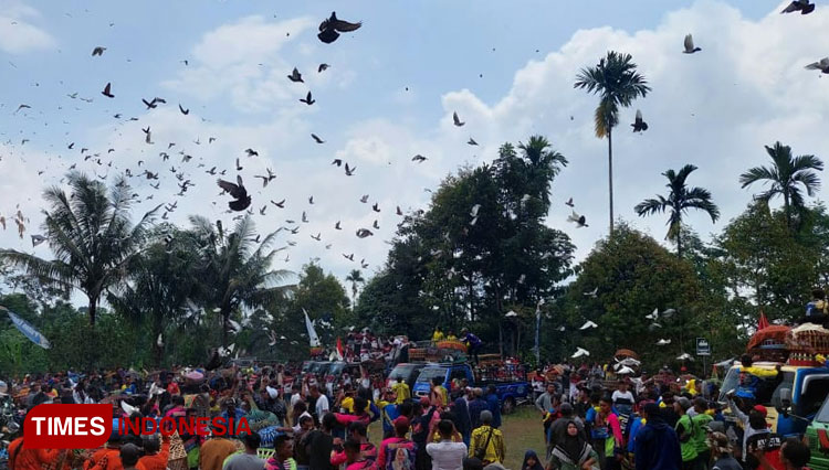 Sebanyak 17 ribu lebih burung merpati dilepas di wisata Guyangan, Krucil, Probolinggo. (FOTO: Rhoma Dona/TIMES Indonesia)
