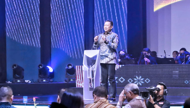 Bamsoet menghadiri penghargaan dalam Malam Penganugerahan Penghargaan Achmad Bakrie XVIII 2022, di Jakarta, Minggu malam (14/8/22). (FOTO: dok MPR RI)
