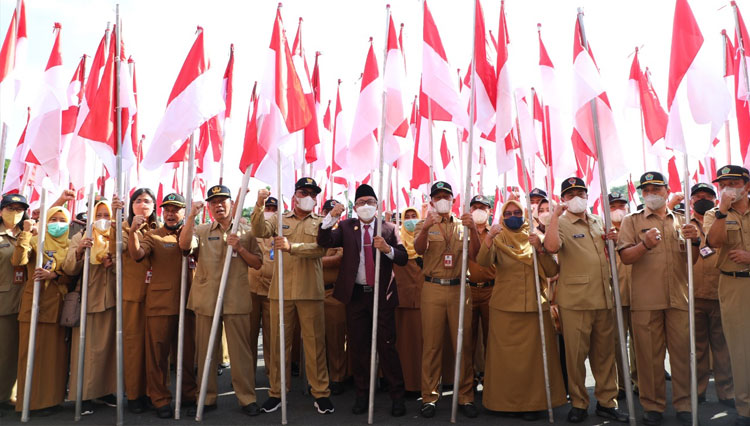 Penyerahan Bendera Merah Putih oleh Pemkot Malang menjadi momen untuk mengawali Gebyar Merah Putih di Kota Malang. (Foto: Humas Pemkot Malang)