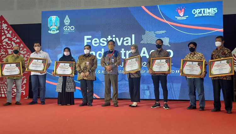 CEO Coklat Majapahit, Agus Setiawan (3 dari kanan) saat menerima sertifikat penghargaan dalam InAGRO Expo & Business Forum 2022 di Grand City, Surabaya. (Dok. Coklat Majapahit for TIMES Indonesia) 
