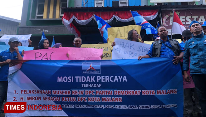 Suasana aksi damai 'Mosi Tidak Percaya' atas penyelenggaraan Muscab di depan kantor DPC Partai Demokrat Kota Malang, Senin (15/8/2022). (Foto: Rizky Kurniawan Pratama/TIMES Indonesia)