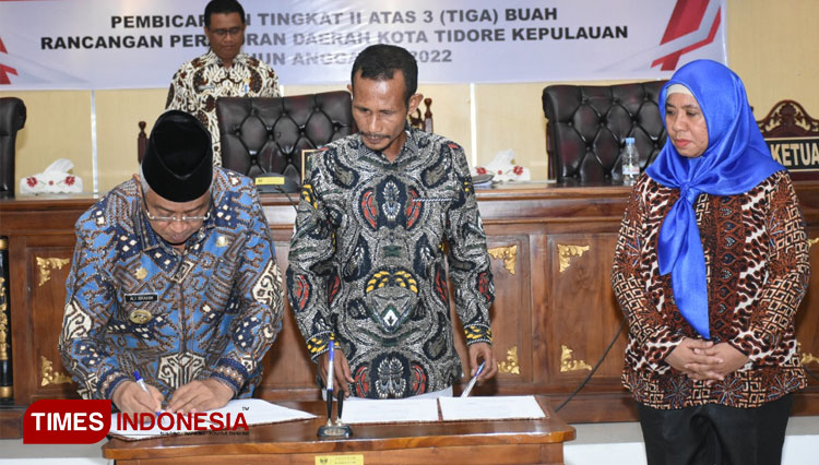 Penandatangan sekaligus penyerahan keputusan DPRD oleh Ketua DPRD Kota Tidore Ahmad Ishak kepada Wali Kota Tidore Kepulauan Capt. Ali Ibrahim. (Foto:Harianto/TIMES Indonesia)