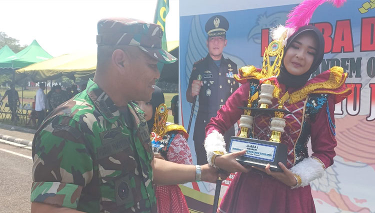 Danrem 083/Bdj Kolonel Inf Yudhi Prasetya menyerahkan trophy kepada pemenang lomba drumband dalam Festival Salam Satu Jiwa Indonesia, Senin (15/8/2022).(Dok.Penrem 083/Bdj) 