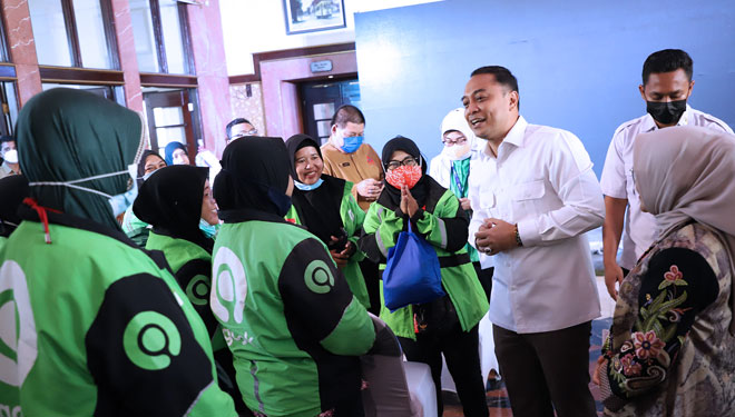 Eri Cahyadi saat bertemu dan memberikan bantuan untuk perempuan pengemudi ojek online. (Foto: Humas Pemkot Surabaya)