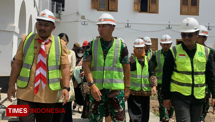 Mayjen TNI Totok Imam Santoso (tengah) mengunjungi benteng Pendem Ngawi. (Miftakul/TIMES Indonesia)