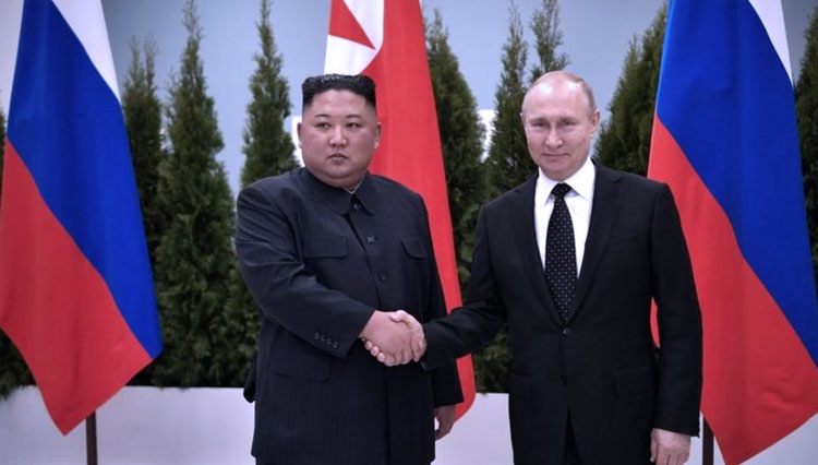 Pemimpin Korea Utara, Kim Jong-un saat mengadakan pertemuan dengan Presiden Rusia, Vladimir Putin di Vladivostok, Rusia pada tahun 2019. (FOTO: BBC/Getty Image)