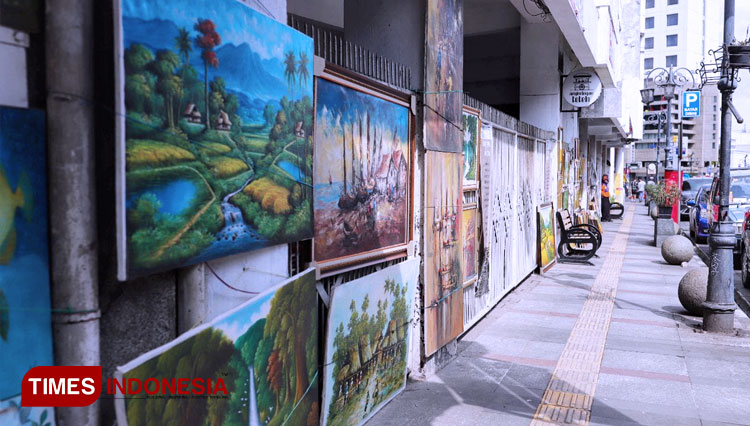 Lukisan yang dijual di Jalan Braga Kota Bandung. (FOTO: Iwa/TIMES Indonesia)