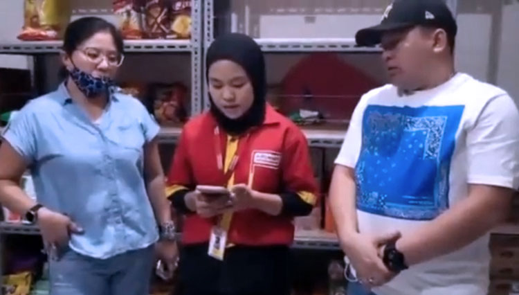 Pegawai Alfamart (tengah) yang menyampaikan permintaan maafnya didampingi konsumen (kanan) dan kuasa hukumnya (kiri). (FOTO: twitter Mei2Namaku)