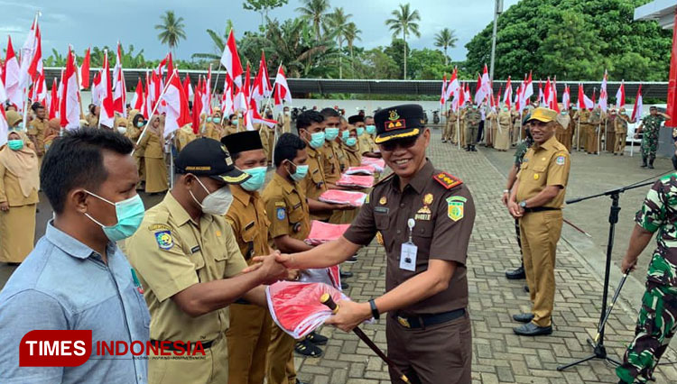 Penyerahan Bendera Merah Putih secara simbolis kepada warga melalui Kepala Desa di Pulau Morotai. Senin, 15 Agustus 2022. (Foto: Munces For TIMES Indonesia).