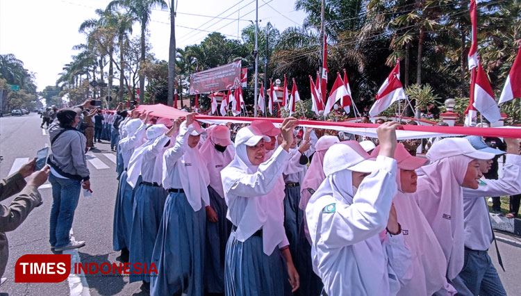 Ratusan siswa MAN Kota Blitar mengirab bendera merah putih sepanjang 520 meter untuk memperingati HUT ke 77 RI sekaligus HUT MAN Kota Blitar ke 52, Senin (15/8/2022). (FOTO: Sholeh/TIMES Indonesia)