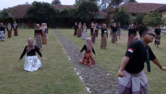Siswa SMAN 1 Sigaluh dalam Parade Dance Campur Sari. (FOTO: Heni Purwono for TIMES Indonesia)