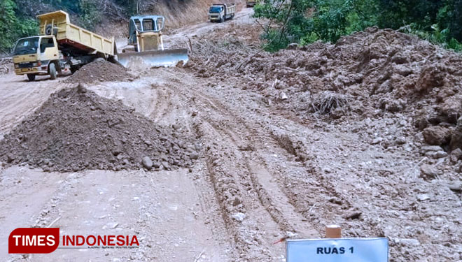 Alat berat meratakan material di jalan penghubung desa di Abdya, Aceh (FOTO: T. Khairul Rahmat Hidayat/TIMES Indonesia)