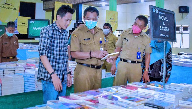 Sekretaris Daerah Kabupaten Tegal, Widodo Joko Mulyono mengunjungi stand bazar buku murah (Foto : Humas Pemkab Tegal For Times Indonesia)