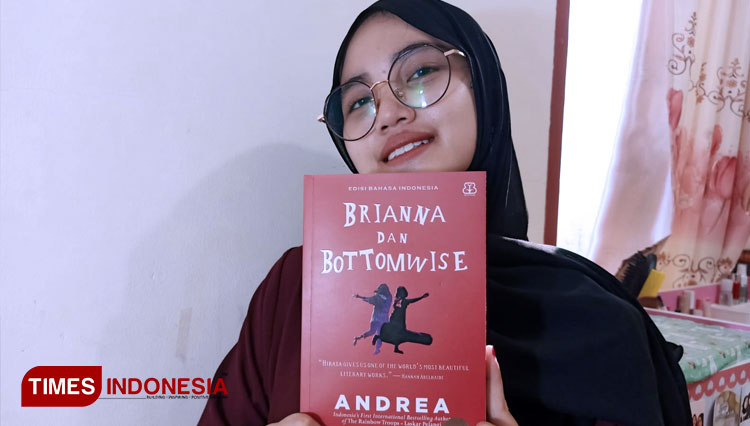 Holila memperlihatkan novel Brianna dan Bottomwise, karya Andrea Hirata. (FOTO: Moh Ramli/TIMES Indonesia)