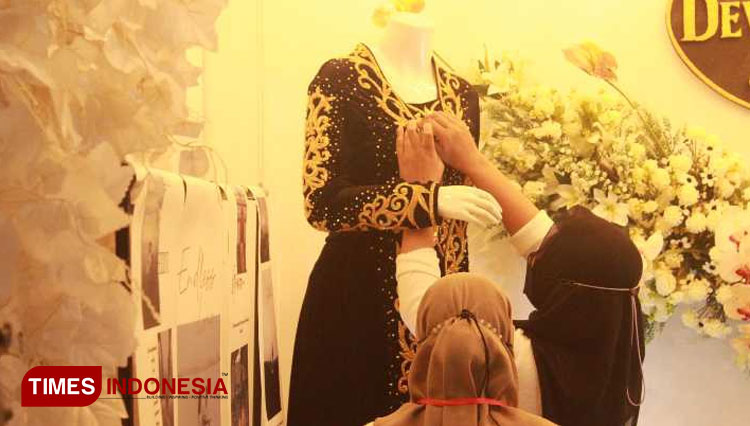 Para staf vendor wedding saat merapikan sebuah gaun pernikahan bertema adat Jawa (Yobby/Times Indonesia) 