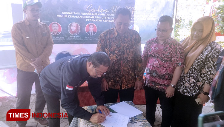 Bambang Eko Muljono menandatangani MoU pengolahan air tanah untuk produksi AMDK dengan prototype IPAM di Dusun Kalangan, Desa Doyomulyo, Kecamatan Kembangbahu, Selasa (16/8/2022). (FOTO: Moch. Nuril Huda/TIMES Indonesia)