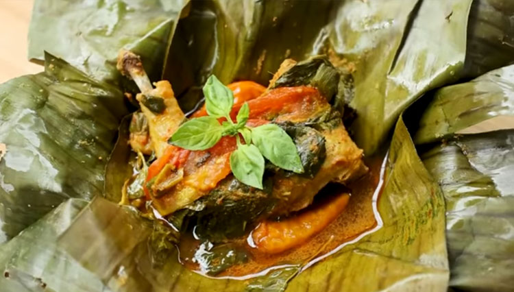 Ayam pepes kemangi. (FOTO: hops.id/YouTube Devina Hermawan)