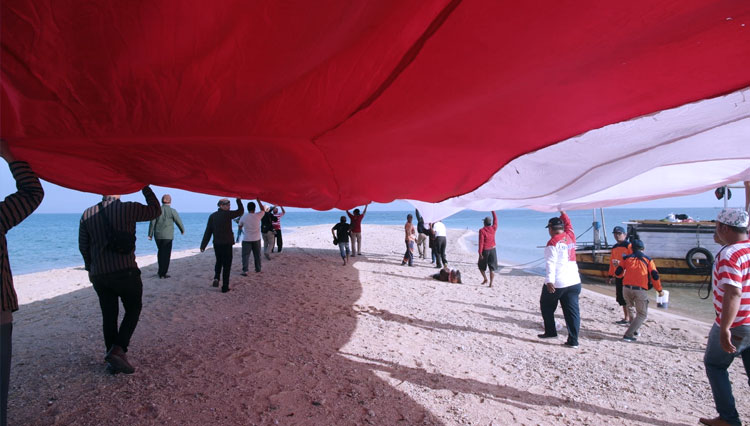 Bendera Raksasa Dibentangkan di Wisata Snorkeling Probolinggo