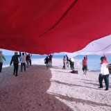 Bendera Raksasa Dibentangkan di Wisata Snorkeling Probolinggo