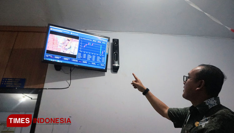 Kepala Disperindag Kabupaten Mojokerto, Iwan Abdillah saat menunjukkan INTEGRASI, layar informasi pergerakan harga Bapokting di Kabupaten Mojokerto, Selasa (16/8/2022) (Foto: Thaoqid Nur/TIMES Indonesia)