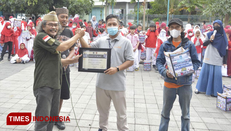 Kepala SD Muhammadiyah 2 GKB Gresik saat menerima sertifikat karena mendukung gerakan satu rumah satu damar kurung. (Foto: Akmal/TIMES Indonesia).