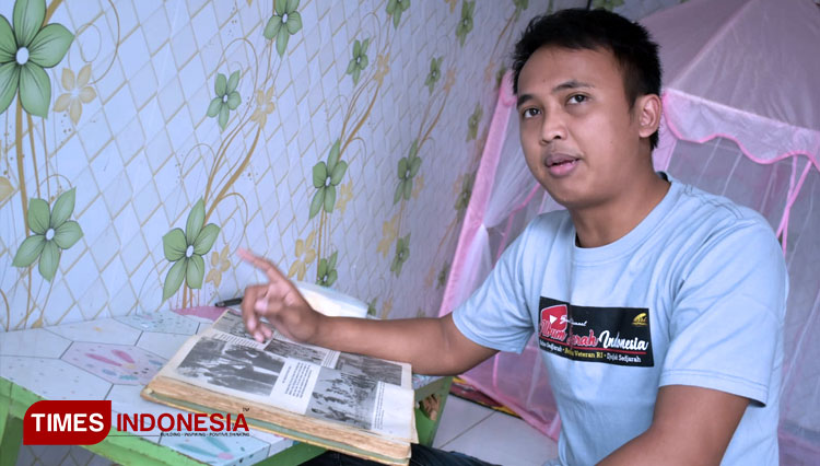 Rully Agassy Warga Blitar yang mendapatkan foto langka seputar proklamasi dari negeri Belanda saat ditemui TIMES Indonesia di rumahnya, Selasa (16/8/2022). (Foto Sholeh/TIMES Indonesia)