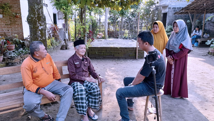 Rully-bersama-Komunitas-Album-sejarah.jpg