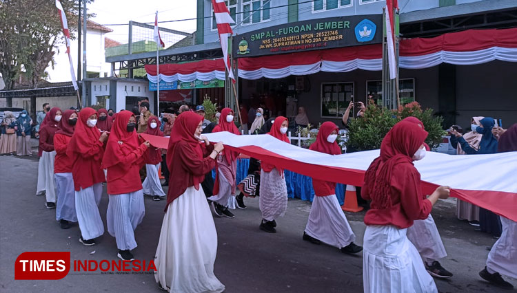 Kirab bendera merah putih sepanjang 77 meter yang diikuti oleh pelajar SMP Al-Furqan Jember. (FOTO: Siti Nur Faizah/TIMES Indonesia)