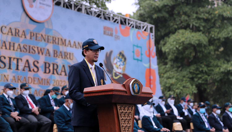Rektor UB Prof. Widodo, S.Si., M.Si., Ph.D., Med.Sc di acara Pengenalan Kehidupan Kampus bagi Mahasiswa Baru (PKKMB). (FOTO: Humas UB)