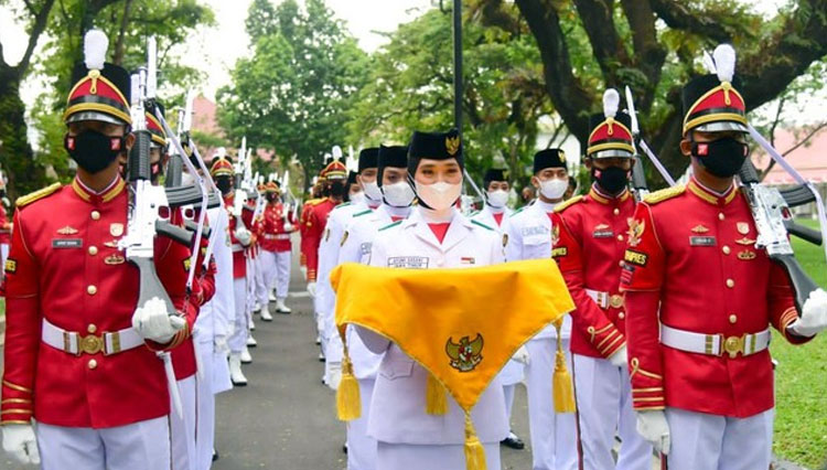 Membanggakan! Siswi Banyuwangi Jadi Pembawa Baki Upacara Penurunan Bendera di Istana