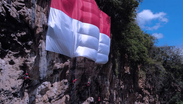 Bendera raksasa dikibarkan di Lembah Kera oleh empat Pemanjat Tebing. (Foto: IPTM)