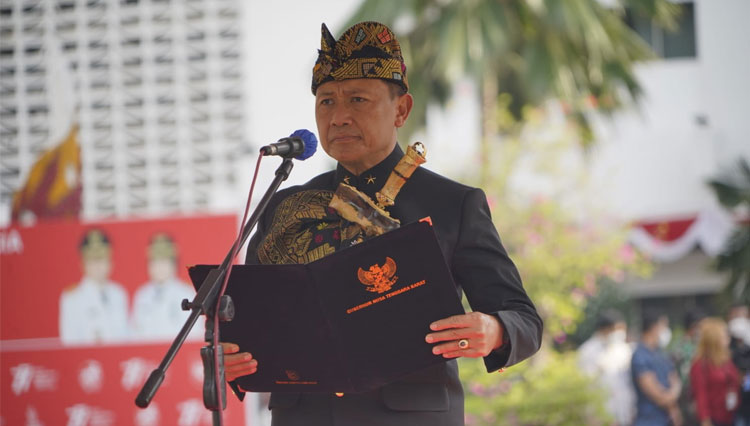 Danrem 162/WB Brigjen TNI Sudarwo Aris Nurcahyo saat menjadi inspektur upacara HUT ke-77 RI di halaman kantor Gubernur NTB.(Foto: Penrem Wira Bhakti)