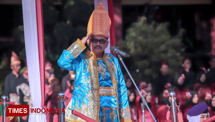 Direktur Polije, Saiful Anwar saat menjadi inspektur upacara pada peringatan HUT ke-77 RI. (Foto: AJP TIMES Indonesia)