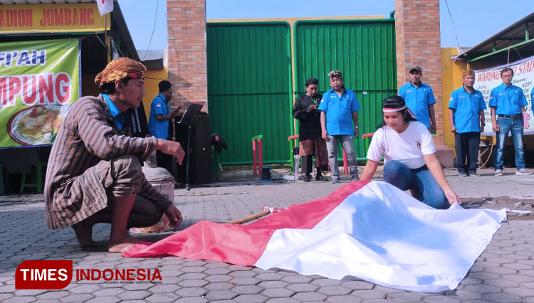 Penampilan teatrikal dari PKL Jombang sebelum upacara bendera di depan Stadion Merdeka Jombang, Rabu (17/8/2022). (FOTO: Rohmadi/TIMES Indonesia)