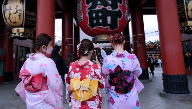 Ilustrasi: warga menggunakan Kimono Jepang. (FOTO: Franck Robichon/EPA)