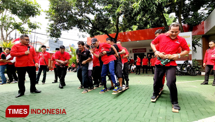 Lomba Bakiak dalam rangka peringatan HUT ke-77 RI di Sekolah PDI Perjuangan, Jakarta. (FOTO: Hasbullah/TIMES Indonesia)